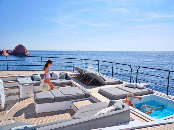 Extensive foredeck (Sistership)