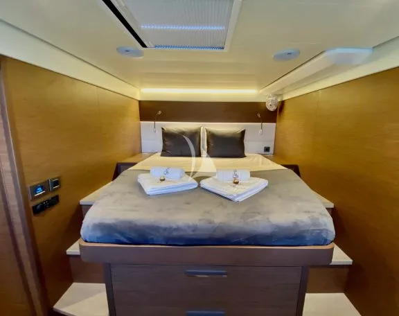 Queen guest cabin