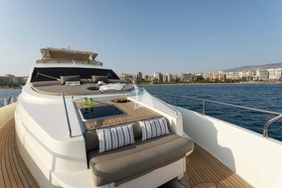 Bow seating & sunbathing areas