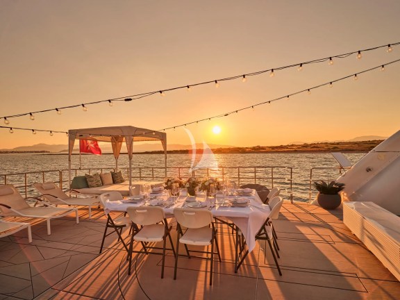 Fine dining on the flybridge