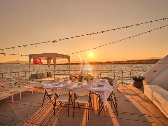 Fine dining on the flybridge