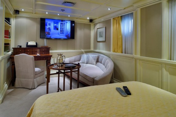 Guest cabin