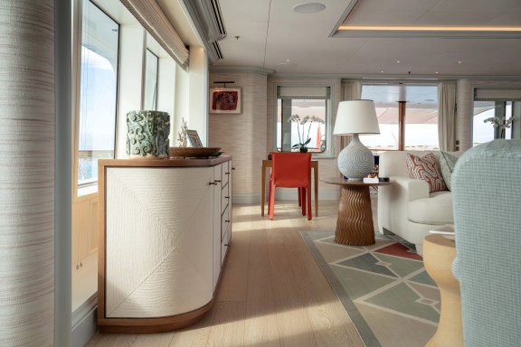 Bridge deck salon
