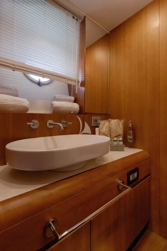 Port Twin Cabin Bathroom