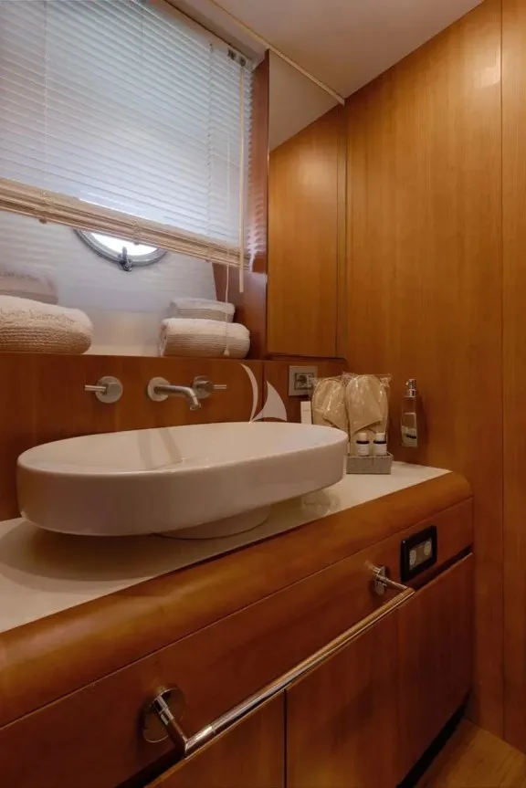 Port Twin Cabin Bathroom