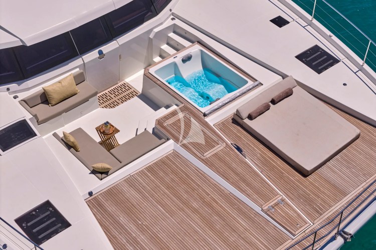 Fore deck seating, sunbathing pad and jacuzzi