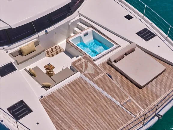 Fore deck seating, sunbathing pad and jacuzzi