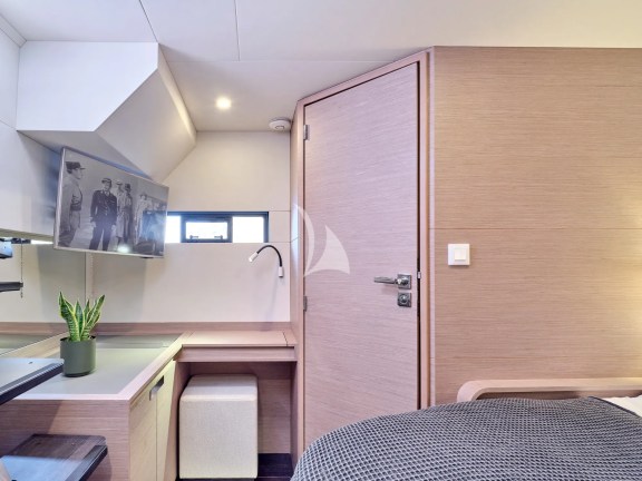 Aft guest cabin desk area