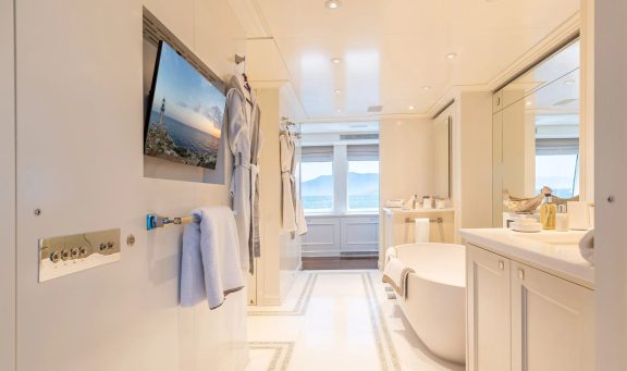 Master cabin bathhttps://www.yachtfolio.com/api/media?f=QkVrRHgng9KZ.jpg&w=400