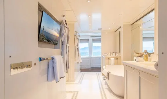 Master cabin bathhttps://www.yachtfolio.com/api/media?f=QkVrRHgng9KZ.jpg&w=400