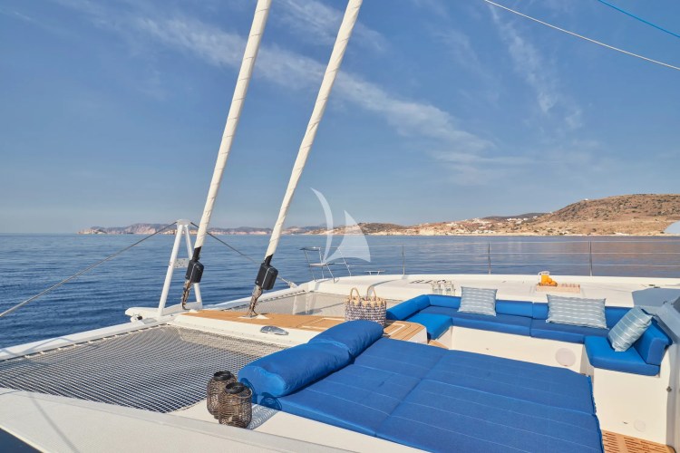 Foredeck sunbathing beds and lounge area