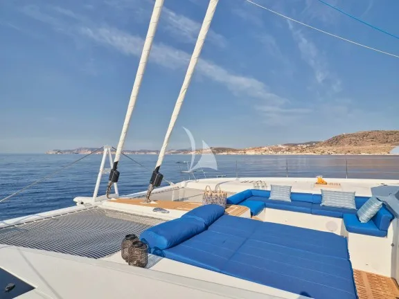 Foredeck sunbathing beds and lounge area