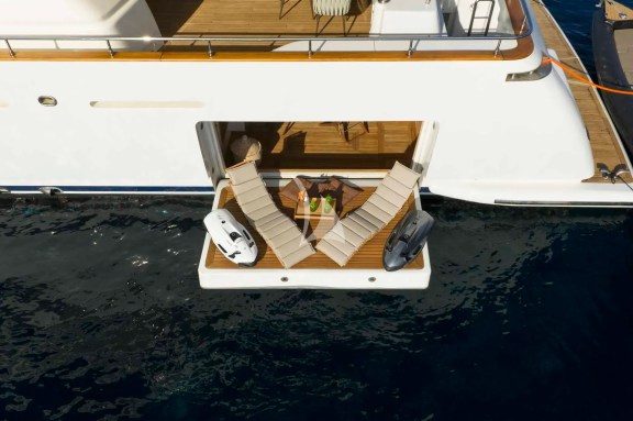The spacious see through Beach Club with 2 large opening platforms on the sides and a door leading to the stern platfrom offers endless hours of fun and relaxation by the sea