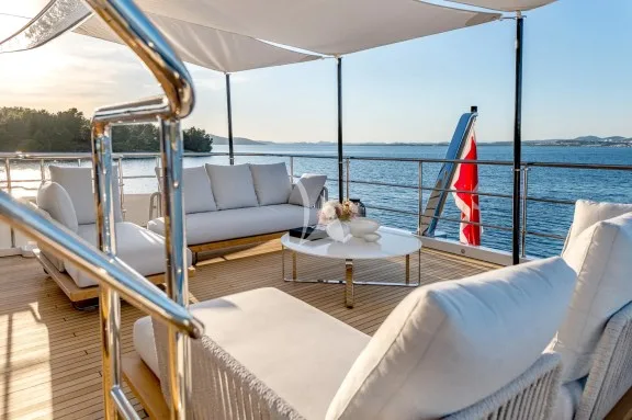 Upper deck aft sitting area