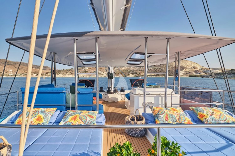 Full Flybridge with sun beds