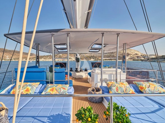 Full Flybridge with sun beds