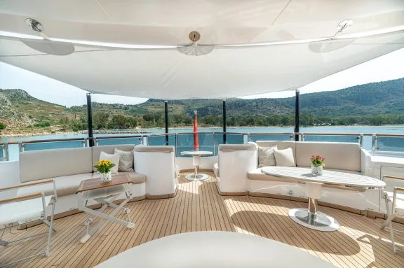 Owner's deck aft seating