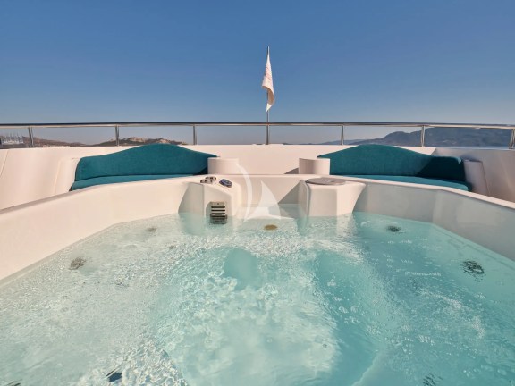 Deck jacuzzi