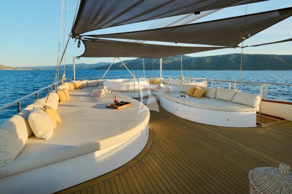 Lady Gita sundeck