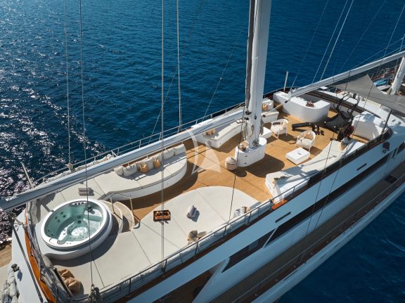 Lady Gita sundeck