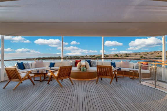 Sundeck aft
