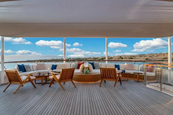 Sundeck aft