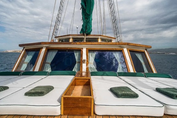 Foredeck sunbathing area