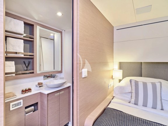 Aft guest cabin bathroom