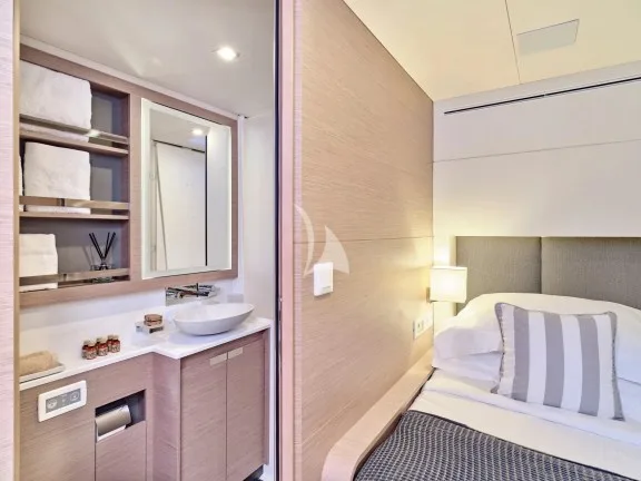 Aft guest cabin bathroom