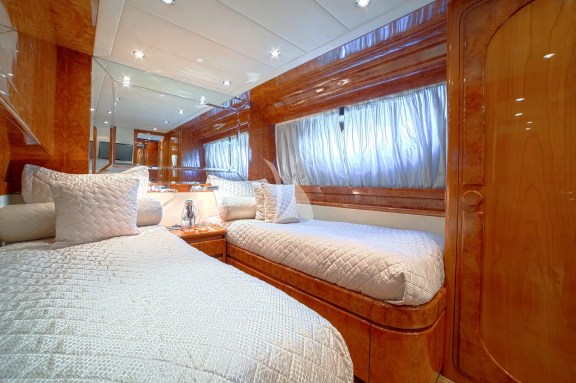 Image of ZOI yacht #11
