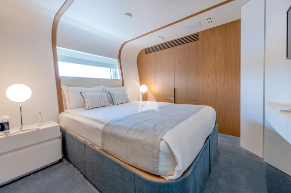 Double/twin convertible cabin startboard forward