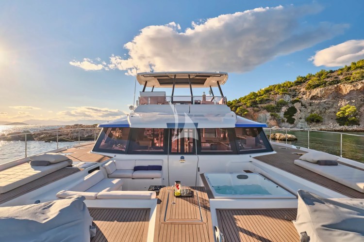 Front Deck - Jacuzzi