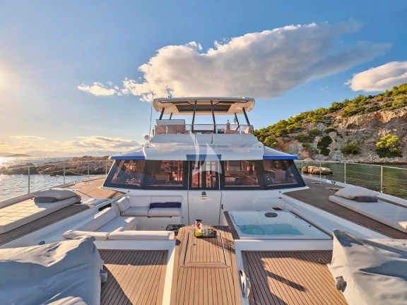 Front Deck - Jacuzzi