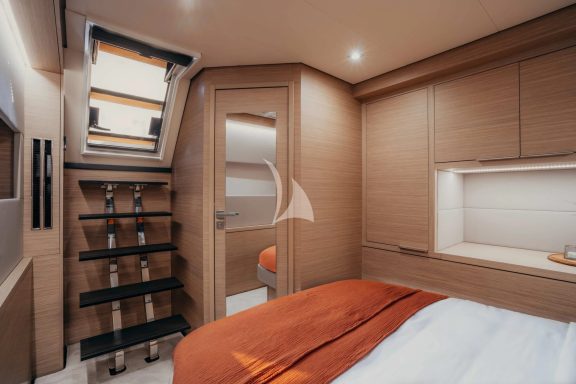 Guest cabin with cockpit access