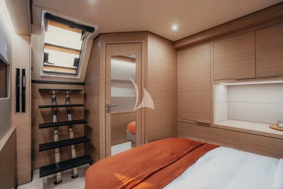 Guest cabin with cockpit access