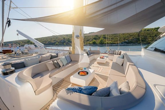Lady Gita bow lounge