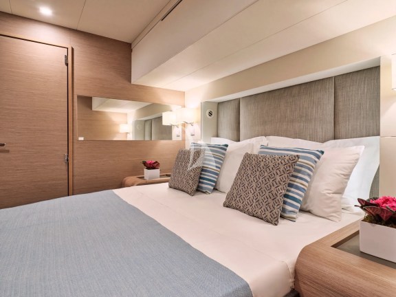 Mid ship cabin