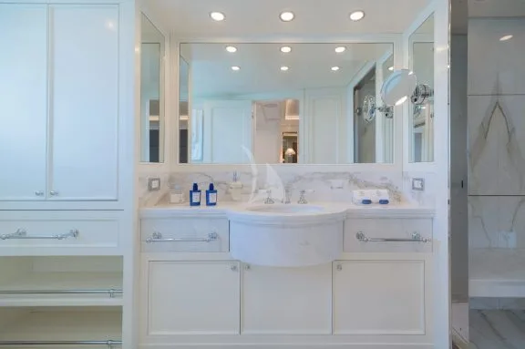 Master stateroom bath