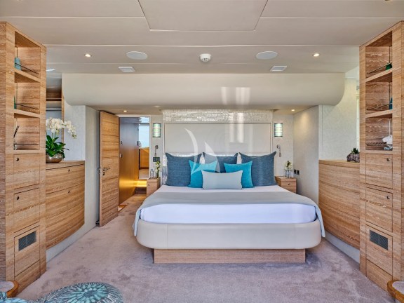 Master cabin over the whole beam and same level as cockpit