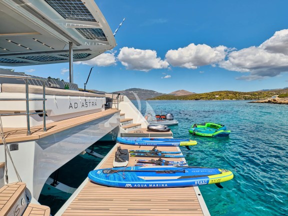 Bathing platform and water toys