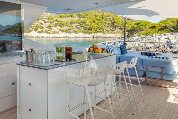 Upper deck - Bar -Tv