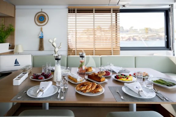Saloon with breakfast