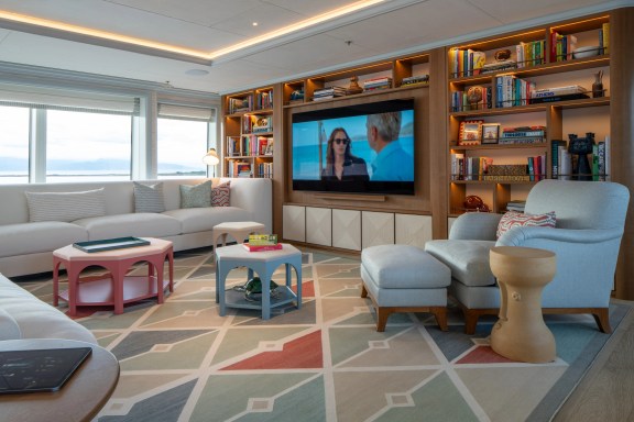 Bridge deck salon