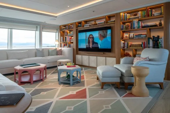 Bridge deck salon