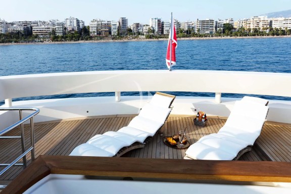 Fly Bridge Aft Sunbathing Area