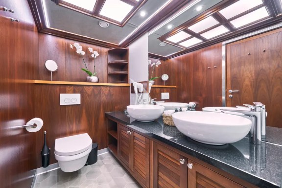 Lady Gita cabin 2,3,4,5 bathroom