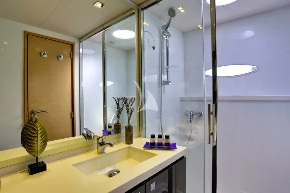 Owner's cabin bathroom