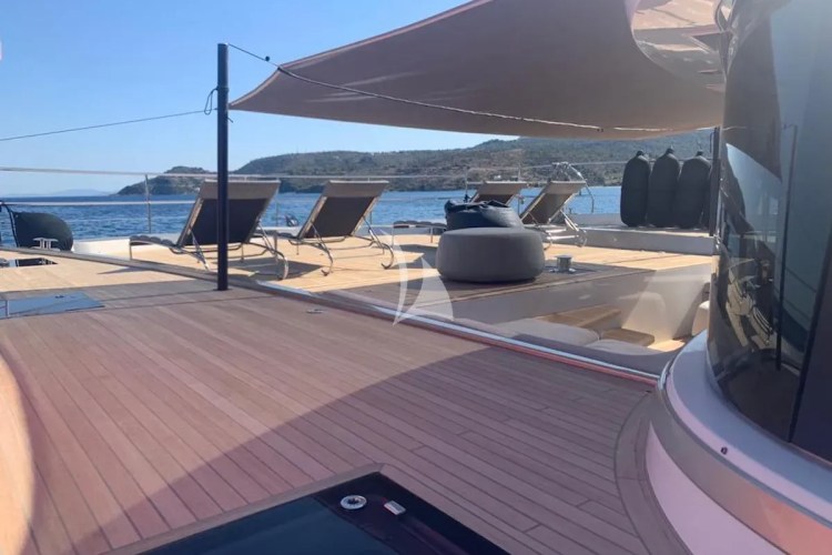 Fore deck with sun shade