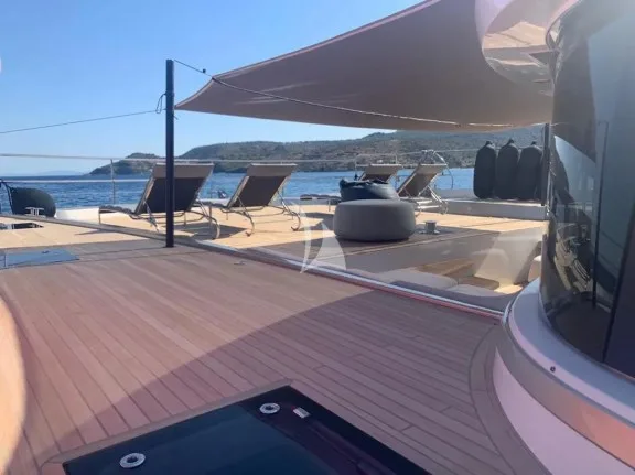 Fore deck with sun shade