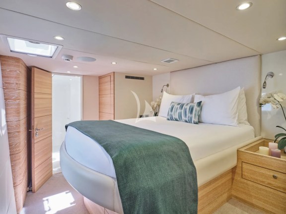 Guest cabin with ensuite bathroom